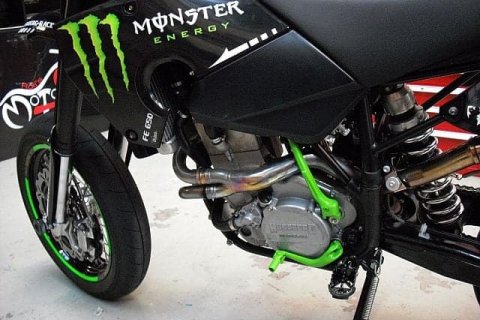 Das Motorradstyling nimmt Formen an Die Styling einer Husabert mit Farben und selbst produzierten Klebern