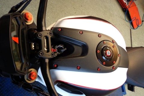 Farbgestaltung mit Schrauben, Kleber + Abdeckungen für ein Ducati-Styling