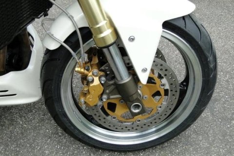 An einer Bremsanlage sollte man nicht sparen Fussraster und Bremsanlagen fürs Motorrad