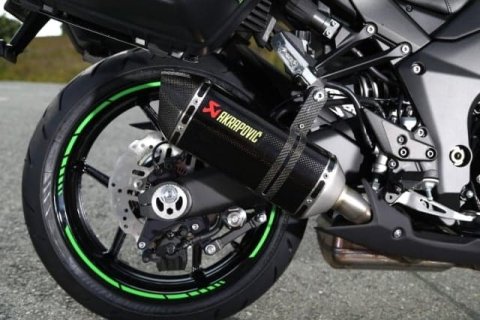 Ein Auspuff von Akrapovic Verkauf und Montage von Motorrad-Auspuffanlagen