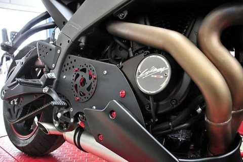 Rot eloxierte Schrauben als Blickfang